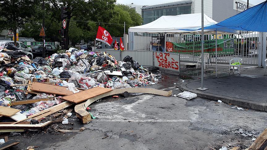 Fransa'da çöp yığınları oluşmaya başladı