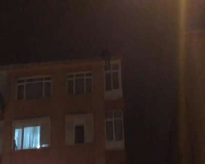 5 katlı binanın çatısına çıktı; bileklerini kesti