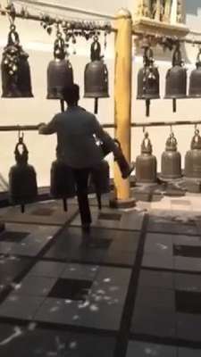 Çan'a tekme attığı için ülkeye girişi yasaklandı