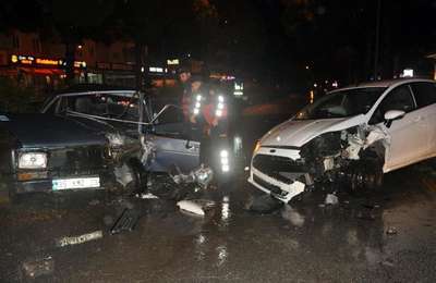 Biri ters şeritten giden iki otomobil çarpıştı: 7 yaralı