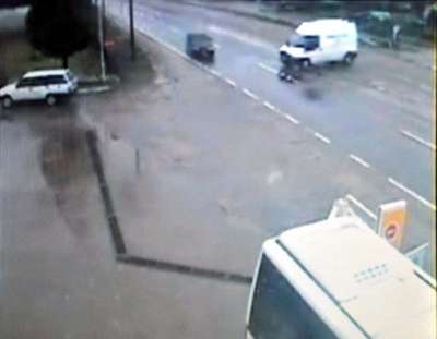 AKARYAKIT İSTASYONUNDAKİ KAZA GÜVENLİK KAMERASINDA