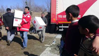 Evi yanan aileye Kızılay'dan eşya geldi