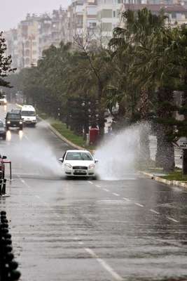 Yağmur Antalya'da hayatı olumsuz etkiliyor