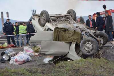 Otomobil, emniyet şeridine park eden otomobile çarptı: 1 ölü