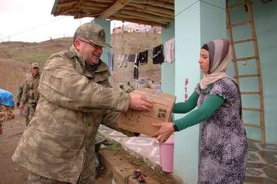 Mehmetçik, Şemdinli'deki şehit ailelerini unutmadı