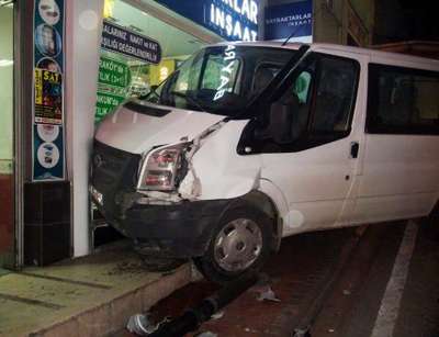 Minibüs kaldırıma çıkıp binaya çarptı
