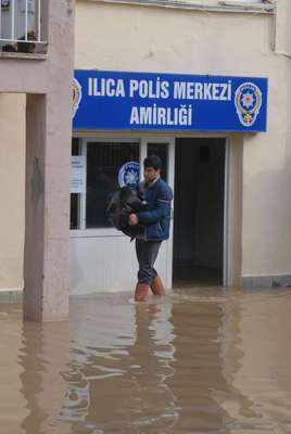 Çeşme, sağanak yağmura teslim oldu, 200 ev ve işyerini bu bastı