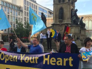 Kırımlılar Frankfurt'ta Rusya'yı protesto etti