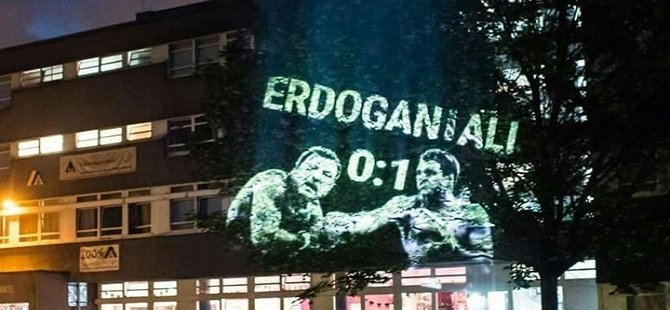 Berlin'de Erdoğan vs Muhammed Ali projeksiyonu
