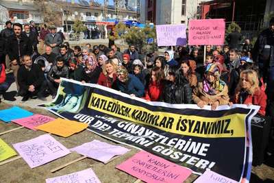 Erciş'te boğazı kesilerek öldürülen Buşra Çiftçi Kızılkaya için kadınlar eylem yaptı