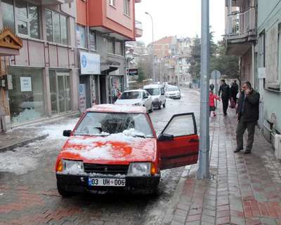 Üzerine kar kütlesi düşen otomobil hasar gördü