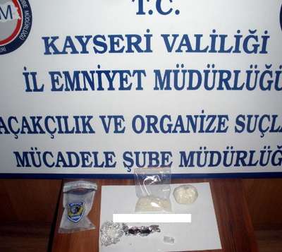 Otomobil ve iç çamaşırında metamfetamin ele geçirilen şüpheli tutuklandı