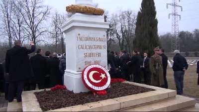 Davutoğlu Galiçya Şehitliği’ni ziyaret etti