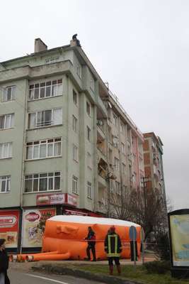 5’inci kattan atladı, hava yatağı hayatını kurtardı