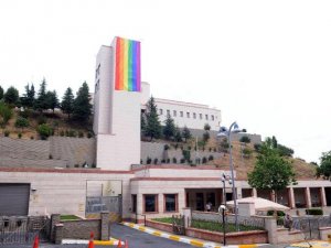 ABD Başkonsolosluğu'na 'gökkuşağı bayrağı' asıldı