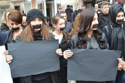 Üniversiteli gençlerden Özgecan için 3 dakikalık susma eylemi