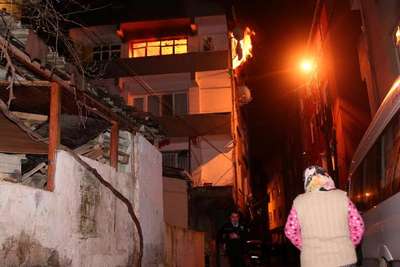İftaiyenin sokağa girebilmesi için araçları iterek kaldırdılar