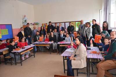 Amasya'da gönüllü gençler ilkokulu boyadı