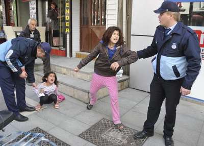 Zabıta, Suriyeli dilencileri yakalayıp kayıt altına aldı