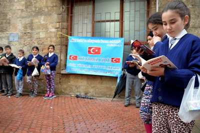Öğrenciler, kitap okumaya dikkat çekmek için sokakta kitap okuyor