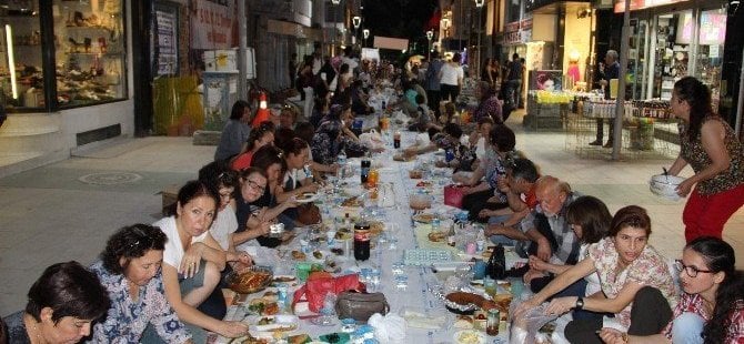 CHP'li gençlerden 800 kişilik yeryüzü iftar sofrası