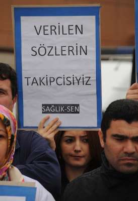 Tokat'ta sağlık çalışanlarından yağmur altında eylem