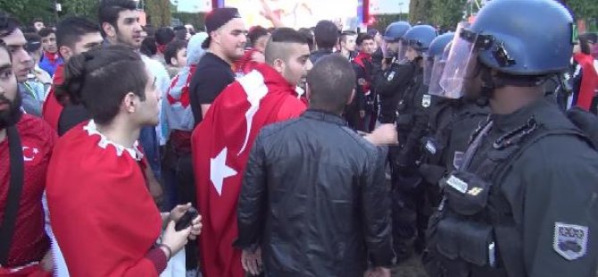 İngilizler Türk taraftarların üzerine bira döktü
