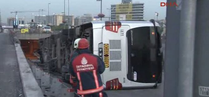 Metrobüs devrildi: Yaralılar var