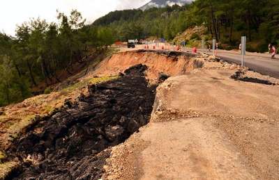 Kemer'de heyelan nedeniyle aynı yol ikinci kez çöktü