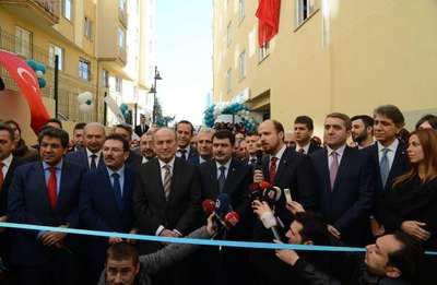 Vali konuşmaya hazırlanırken sunucu Bilal Erdoğan'ı  anons etti....