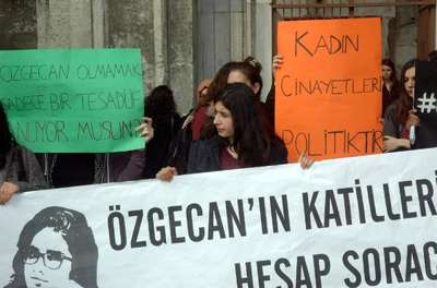 Üniversiteli kız öğrencilerden Özgecan eylemi