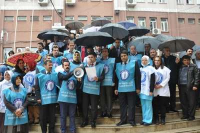 Adıyaman'da Sağlık-Sen üyelerinden yağmurda eylem