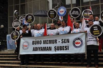Adıyaman'da sendika üyelerinden maliye çalışanlarına destek eylemi