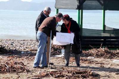 ÇEVRECİLER KARAOT PLAJI'NDA YAT ÇEKEK VE İMALAT YERİNE KARŞI ÇIKTI