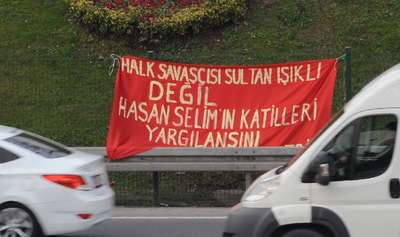 Otoyol kenarına asılan pankart polisi alarma geçirdi