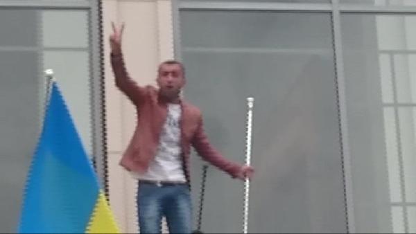 PKK'lılar Almanya'da Türk bayrağını indirdi