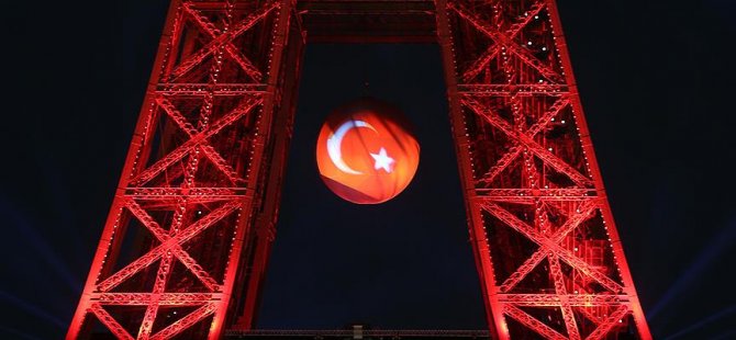 Eyfel Kulesi üçüncü kez kırmızı-beyaz