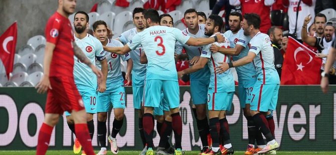 Türkiye tur şansını sürdürüyor: 2-0