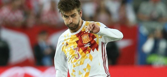 Euro2016'da milli marşta 'parmak işareti' suçlaması