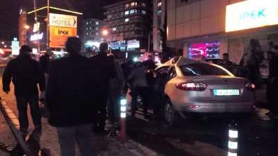 Gebze'de otomobil park halindeki araca çarptı: 2 yaralı