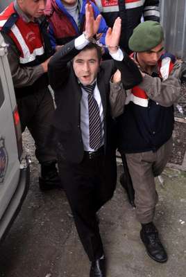 Kızını hasmıyla evlendireni bıçakladı, tutuklu yargılanıyor