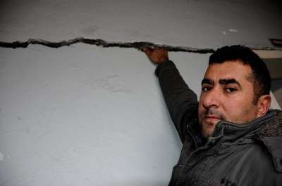 Deprem hasarlı sağlık ocağı hizmette, yeni binası ise dökülüyor