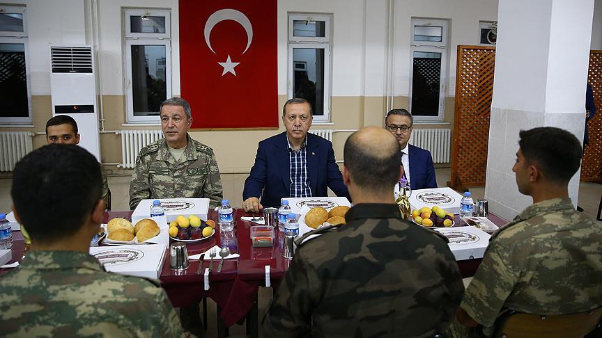 Erdoğan askerlerle iftar yaptı