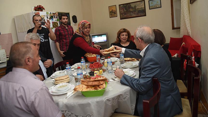 Kılıçdaroğlu, apartman görevlisiyle iftar yaptı