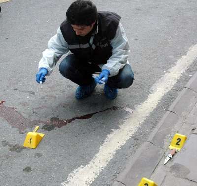 Kolundan bıçaklanan polis şüpheliyi bacağından vurdu