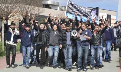 Kocaeli Üniversitesi'nde ülkücüler yürüyüş yaptı