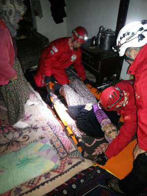 KAR YOLU KAPATTI, YAŞLI KADININ YARDIMINA AKUT KOŞTU