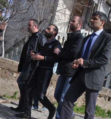 Aranan hükümlü, polisi kapıda görünce çatıya çıktı