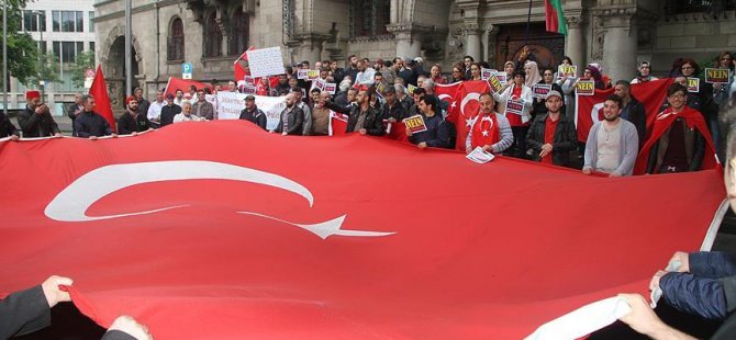 Duisburglu Türkler Ermeni kararını protesto etti