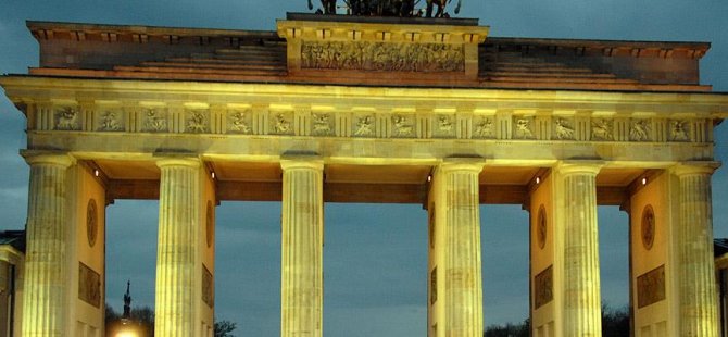 Brandenburg Kapısı Türk bayrağı ile ışıklandırılacak